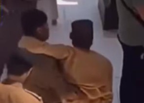 شاهد.. موقف انساني لرجل أمن بالحرم المكي.. يحمل مُعاقاً وينقله إلي مكان أخر