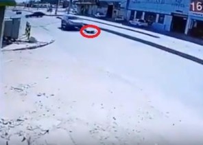 شاهد.. شخص يتصرف بغرابة ويرمي نفسه أمام سيارة مسرعة.. وهذا رد فعل السائق