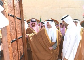 رئيس مجموعة التراث بالقطيف يكشف قصة “الباب” المُهدى لأمير الشرقية
