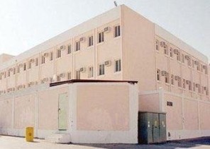 مدرسة بنات تستدعي أولياء أمور الطالبات عاجلاً وتطالبهم بجلب عباءات لبناتهم