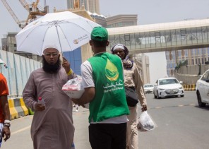 جمعية غيث الخيرية تسقي ضيوف الرحمن في المنطقة المركزية بالحرم المكي