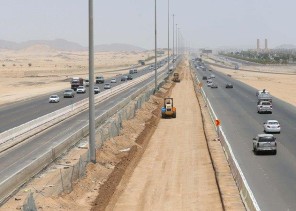 “النقل”: تغريم من يقطع سياج الطريق 50 ألف ريال مع تحمل تكلفة إصلاحه