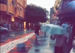 الأمطار تعطل إقامة أطول مائدة إفطار في الطائف (فيديو)