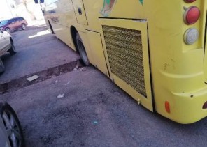 حفريات طرق محافظة الحائط المهملة تربك حركة المرور مع هطول الأمطار الغزيرة