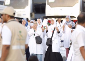 طبيبات الصحة يرفعن أكف الضراعة لأجل أن يتم ضيوف الرحمن حجهم