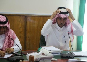 بالصور.. مسؤول يرفع عقاله تقديرا لجهود قيادات إدارة تعليم عسير