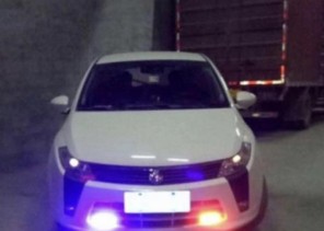 ضبط شاب امتهن بيع أجهزة وبراقات مثل المستخدمة في الدوريات الأمنية والسرية