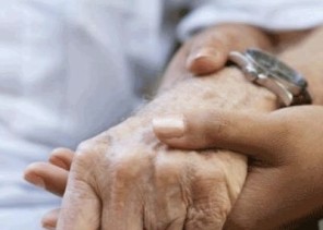 تعرّف على عدد المسنين بالمملكة وكم تبلغ نسبة السعوديين منهم؟ وما الأمراض التي يعانون منها؟