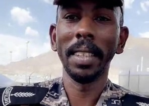 الجندي الذي رفض أخذ مكافأة مالية من حاجّة عربية يعلق على الفيديو المتداول