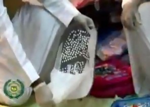 شاهد.. ضبط 21 ألف حبة مخدرة خبئت بإحكام داخل حقائب مدرسية