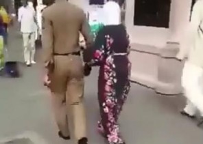 شاهد.. رجل أمن يُلبس حذاءه لمسنة تائهة قرب المسجد الحرام ويسير حافياً لإيصالها إلى وجهتها