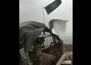 فيديو.. مرابطون بالحد الجنوبي يكافحون لتثبيت مظلتهم التي تجاذبتها رياح عاتية