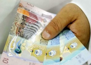 وافد يسرق 60 ألف دينار كويتي ويتحدى الجهات الأمنية