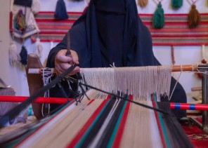 سوق مهرجان الصقور .. “حرف يدوية ومعروضات شعبية”