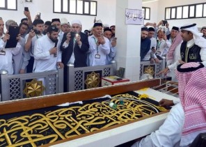 ضيوف برنامج خادم الحرمين الشريفين يزورون مجمع الملك عبدالعزيز لكسوة الكعبة المشرفة