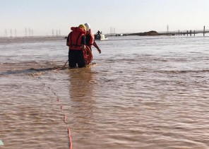 القصيم.. إنقاذ عاملين احتجزتهما السيول داخل مركبة في «رياض الخبراء» (صور)