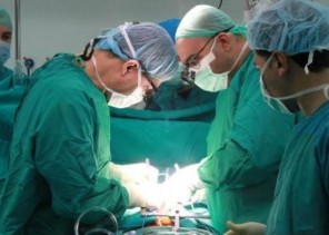 مواطن يستفيق من عملية زراعة كِلية فيكتشف أن المتبرعة له ابنته