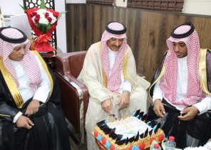 محافظ صامطة زعلة يعايد المرضى المنومين بمستشفى صامطة العام