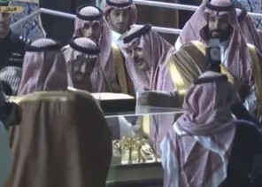 خادم الحرمين وولي عهده يكرمان عدداً من أبناء حائل.. ويتسلمان هدايا تذكارية من أهالي المنطقة