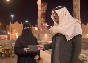 اللجنة الإعلامية لقرية الباحة تكرم سهى الزهراني ويمنحها جائزة التميز