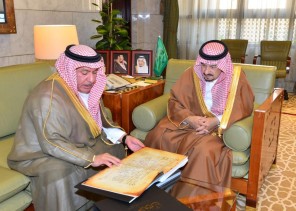 أمير منطقة الرياض يستقبل فيصل بن معمر