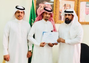 مدير تعليم الحائط يكرم المنسق الإعلامي للعلاقات والإعلام بالمكتب