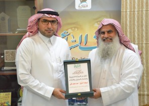 رجل الاعمال حمد نقي في زيارة لجمعية البركة الخيرية بالدمام