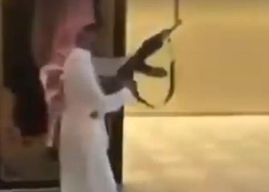 فيديو صادم.. “متهور” يطلق النار عشوائياً من “سلاح رشاش” أمام قاعة أفراح بالمملكة