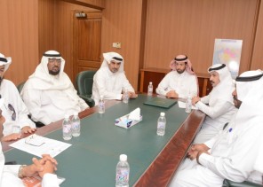 محافظ محايل المكلف يرأس إجتماع فرع جمعية العناية بالمقابر ” كرامه ” بالمحافظة