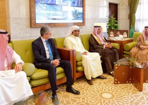 الأمير فيصل بن بندر يستقبل الرئيس التنفيذي لمجموعة بنك الكويت الوطني