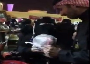 فيديو لسيدة تقدم هدية لوزير العمل من إنتاجها بالجنادرية.. والأخير يرد بقبولها ويصر على دفع ثمنها