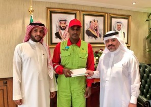 وكيل أمانة مكة يمنح مكافأة “مجزية” لعامل نظافة أدى مهام عمله بتفانٍ أثناء هطول الأمطار