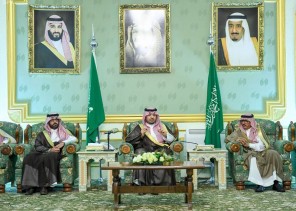 أمير منطقة الحدود الشمالية يلتقي القضاة ومديري الإدارات الحكومية المدنية والعسكرية والمواطنين في جلسته المسائية .