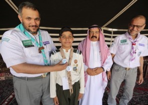 على هامش مهرجان التعليم للتربية الكشفية .. الكشاف الرويلي يكرم قائده الشمري
