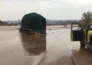بالفيديو والصور.. السيول تجرف وتحتجز عشرات الشاحنات والمركبات بالمدينة المنورة