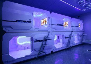 بالصور.. مطار الملك فهد يوفر مقصورات للنوم وكراسي للاسترخاء للمسافرين