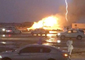 بالفيديو والصور.. صاعقة تتسبب في احتراق شاحنة أعلاف بالطائف