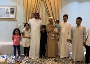 بعد استضافة مدير مستشفى الحمنة لهم.. ذوو الأسرة اليمنية المكلومة يتسلمون أطفالهم الثلاثة