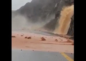 أمطار غزيرة على “تبوك” تتسبب في انهيارات صخرية..و”الأرصاد” تتوقع استمرارها حتى صباح الغد