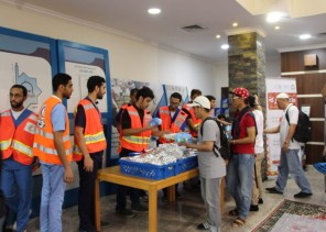 هيئة الهلال الأحمر السعودي بالأحساء يقدمون ماعون البركة لشهداء الواجب