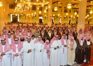 أمير منطقة الرياض يؤدي صلاة الميت على الأمير فيصل بن فهد بن مشاري بن جلوي آل سعود – رحمه الله –