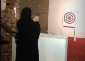 شاهد.. تدريب النساء والأطفال على الرماية خلال مهرجان الورد والفواكه بتبوك