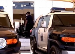 شرطة الرياض توقع بـ3 وافدين حاولوا سلب شخص أثناء خروجه من أحد البنوك تحت تهديد السلاح