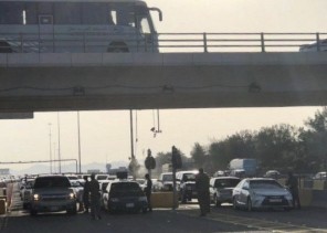 أمن الطرق بمكة يشتبه في شابين داخل سيارة مظللة .. وعند تفتيشها كانت المفاجأة ! – صورة