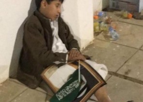 بالصور.. أمير الجوف يستقبل الطفل “يزن” الذي غلبه النوم أثناء انتظار موكب الملك في سكاكا