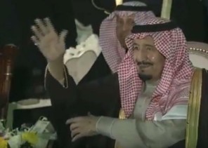 شاهد.. الملك سلمان يتفاعل مع أداء أهالي تبوك لرقصة “العرضة”