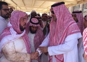 “أفنى عمره في نشر تعاليم الإسلام”.. أمير المدينة يقدّم واجب العزاء في وفاة الشيخ أبو بكر الجزائري