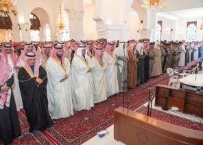 أمير منطقة الرياض يؤدي صلاة الميت على سعود الهلال