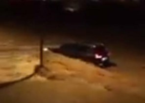 فيديو.. متهور يفشل في عبور سيل بـ”لكزس”.. والمصور: “يدورها!”