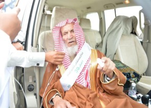 مُسن عمره 100 عام يشارك في فعالیة “امش 30” بعسير